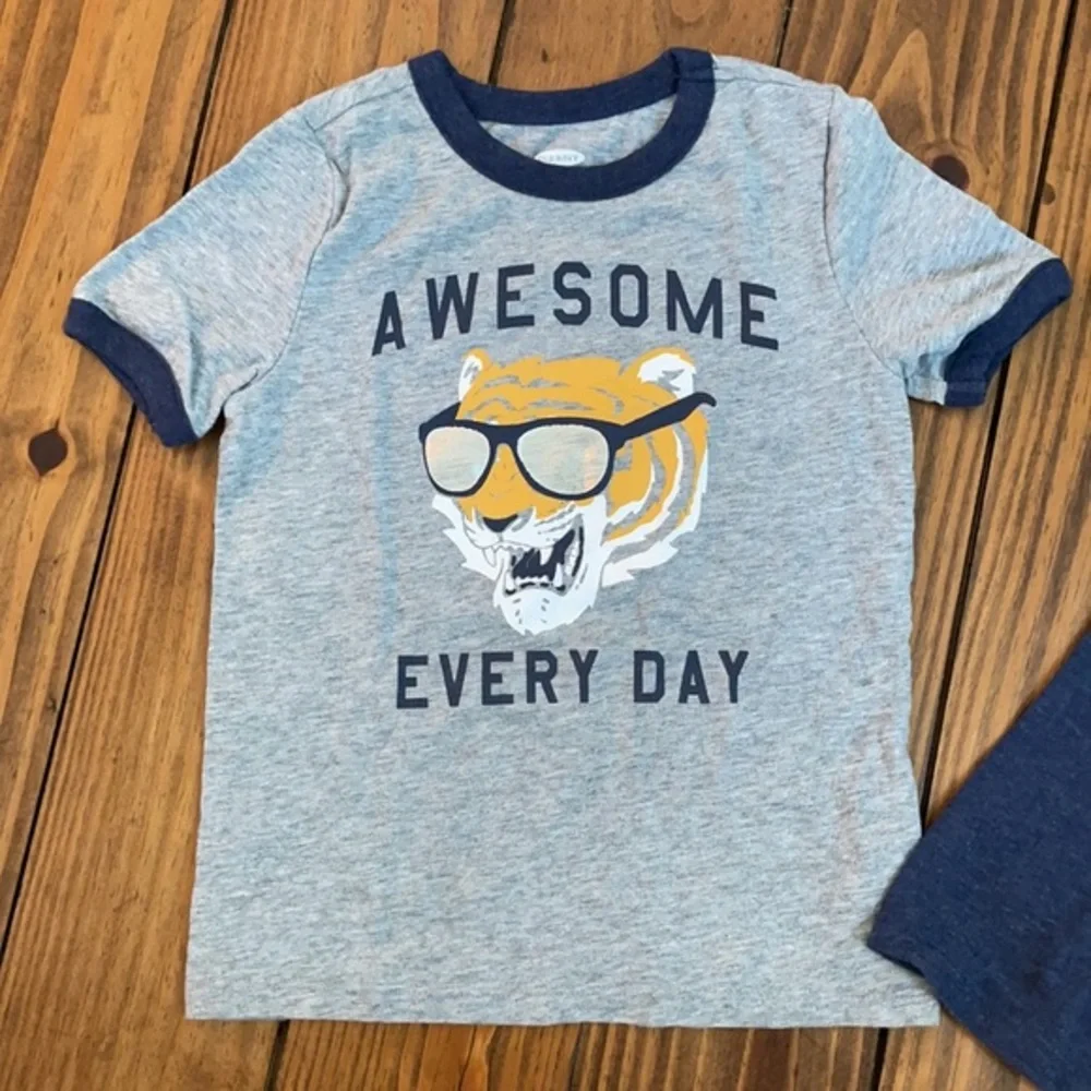 Old Navy Graphic Ts size 5T‎